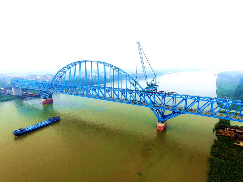 江蘇連鹽鐵路項目灌河特大橋鋼桁梁柔性拱橋成功合龍
