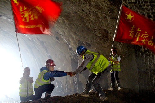 北京延崇項(xiàng)目松山特長(zhǎng)隧道右洞1#-2#斜井段順利貫通 (3).jpg